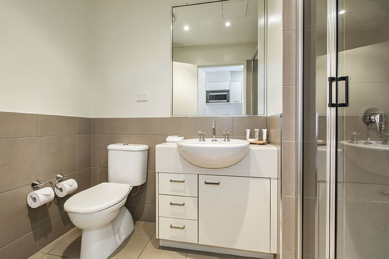 Bathroom 5, Gladstone Downtown Central Apartment Hotel, Gladstone