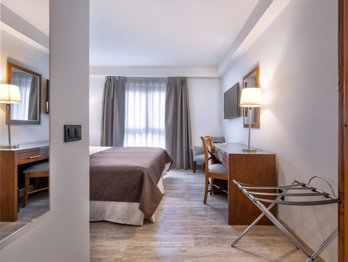 Bedroom 3, Hotel Vielha Val d'Arán, Affiliated by Meliá, Lleida