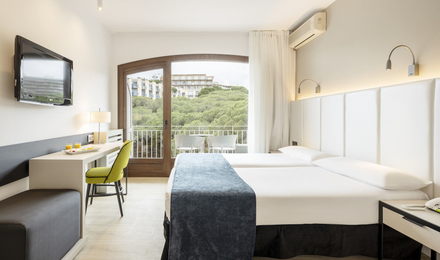 Bedroom 4, Hotel ILUNION Caleta Park, Girona