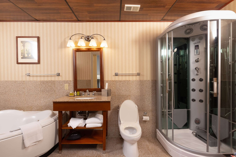 Bathroom 4, Inn at the Colonnade Baltimore - a DoubleTree by Hilton, Baltimore