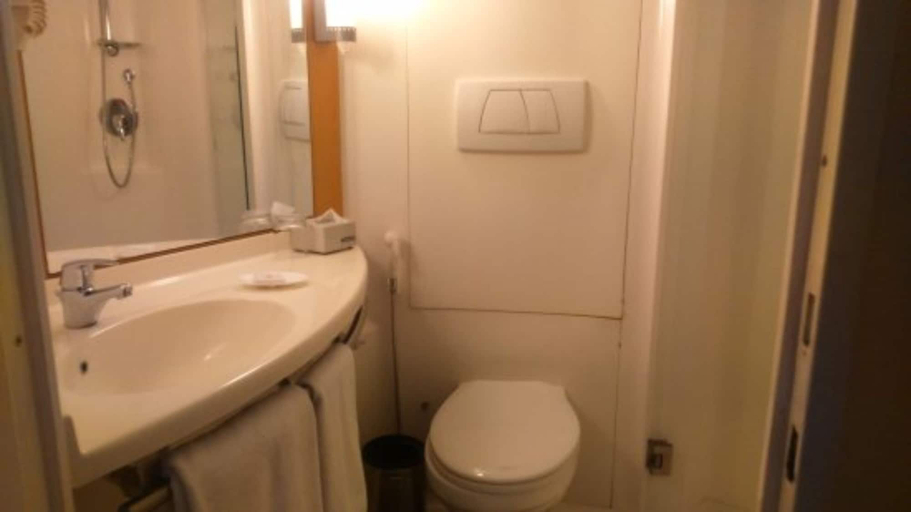 Bathroom 5, ibis Navi Mumbai, Thane