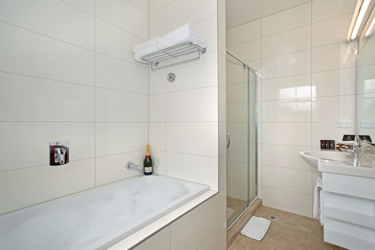 Bathroom 4, Tuakau Hotel, Franklin
