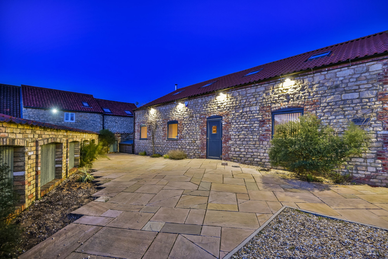 Exterior & Views 2, Glebe Farm 4br, Sleeps 11, Hot Tub, Pet Friendly, Lincolnshire