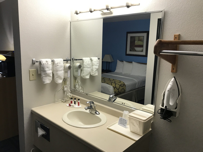 Bathroom 4, Baymont by Wyndham Marinette, Marinette