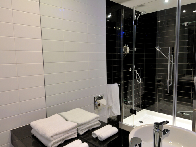 Bathroom 5, Holiday Inn Express LONDON - HEATHROW T5 by IHG, Slough