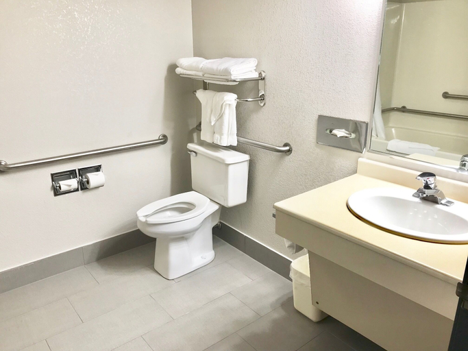 Bathroom 4, Baymont by Wyndham Marinette, Marinette