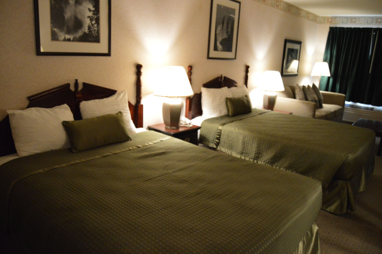 Bedroom 3, Cedar Lodge, Mariposa