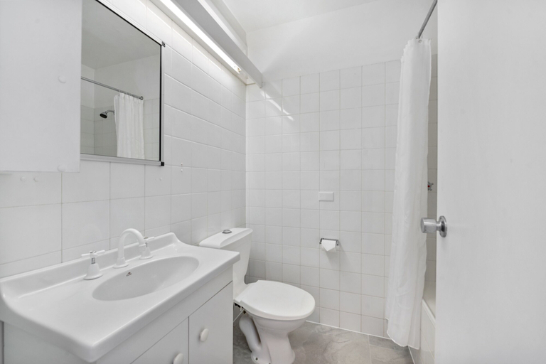 Bathroom 5, Scamander Beach Resort, Break O'Day