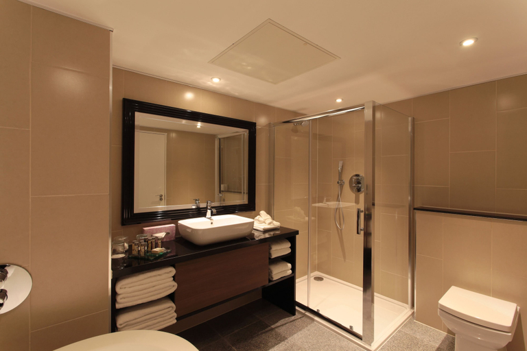 Bathroom 5, Renaissance London Heathrow Hotel, London