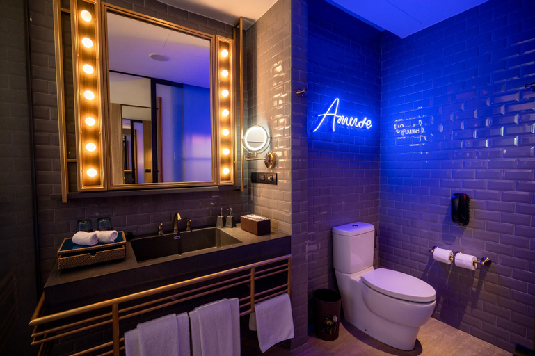 Bathroom 16