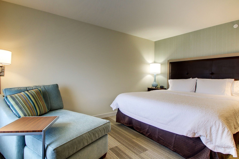 Bedroom 4, Hampton Inn & Suites Milwaukee West, Milwaukee