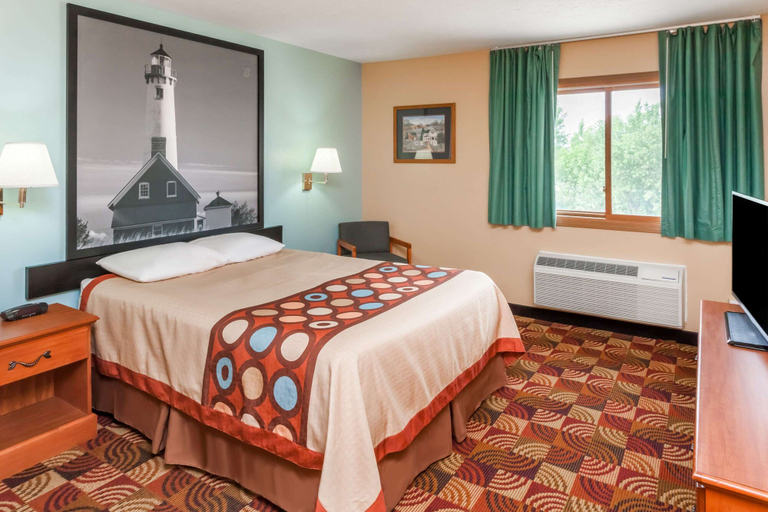 Bedroom 3, Super 8 by Wyndham Shipshewana, LaGrange