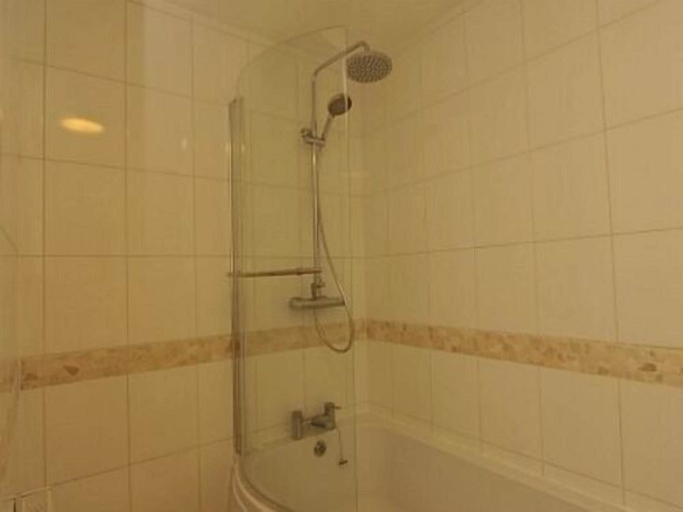 Bathroom 2, Gails Guest House, Vale of Glamorgan