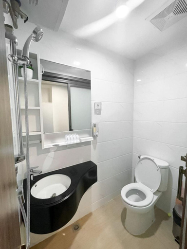 Bathroom, Sely Apartment at SkyHouse BSD, Tangerang Selatan
