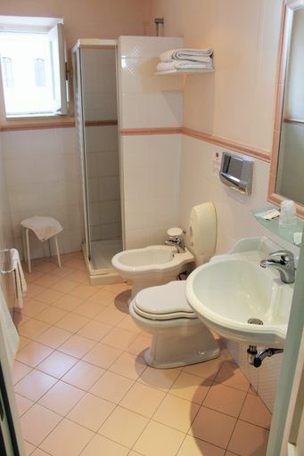 Bathroom 5, Hotel Mediterraneo, Syracuse