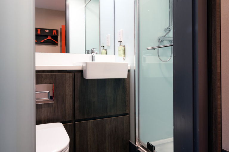 Bathroom 4, easyhotel Oxford, Oxfordshire