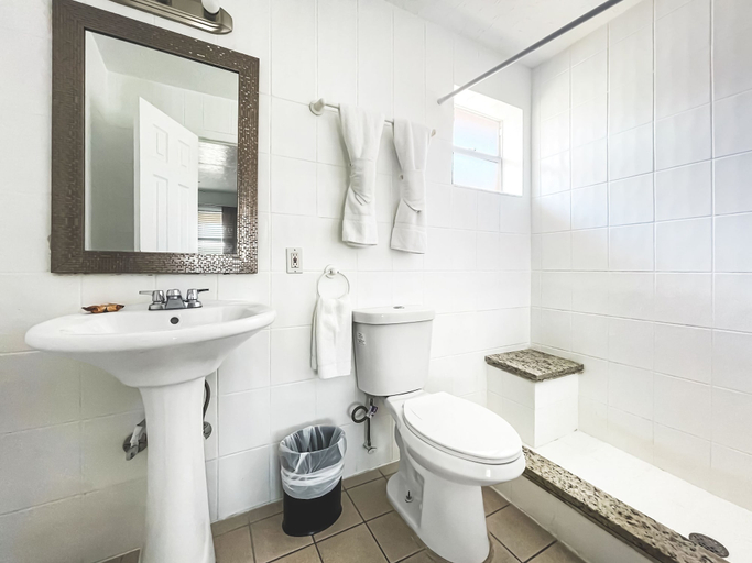 Bathroom 4, Hollywood Beach Swan, Broward