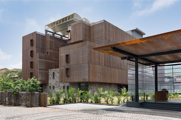 Exterior & Views