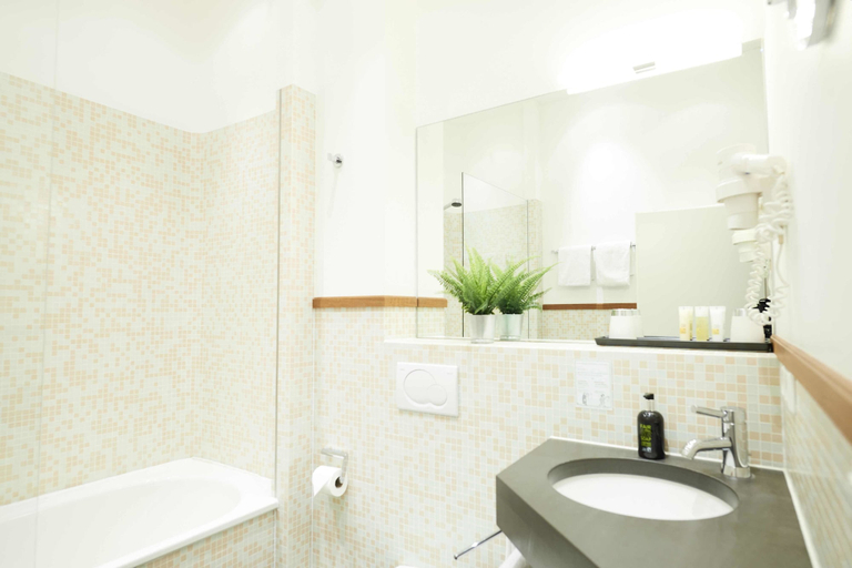 Bathroom 4, Hotel Zur Alten Brücke, Heidelberg