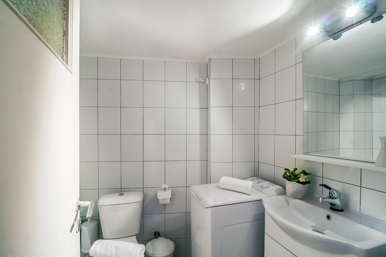 Bathroom 3, Stylish Apt Next To Thiseio & Keramikos, Attica