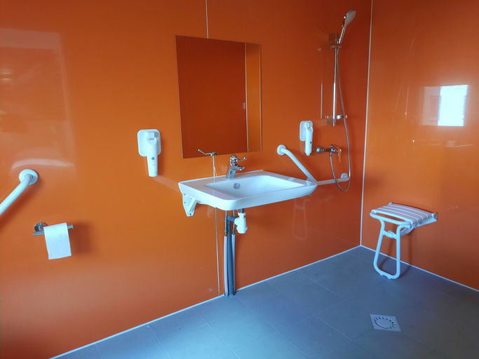 Bathroom 3, Kyriad Direct Caen Nord - Memorial, Calvados