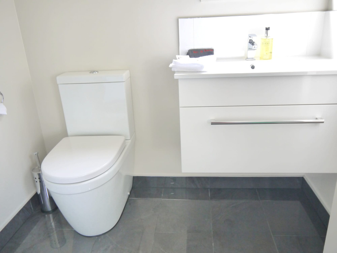 Bathroom 4, 10 Cottages, Westland