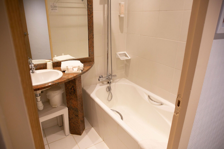 Bathroom 4, Grand Hôtel du Lido, Pyrénées-Orientales