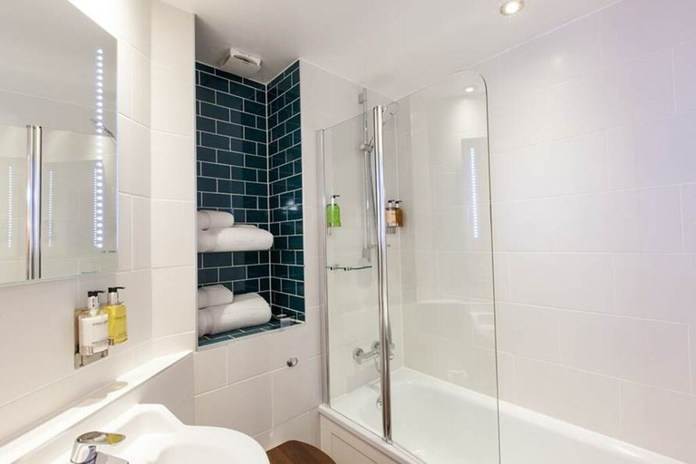 Bathroom 4, The White Hart Hotel, London