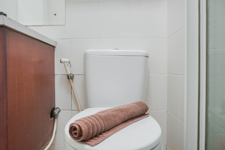 Bathroom 5, Homey and Compact 2BR at Seasons City Apartment By Travelio, Jakarta Barat
