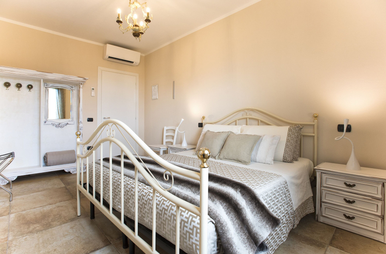 Bedroom 4, Villa Malvasio Piscina Suite Idromassaggio, Sassari