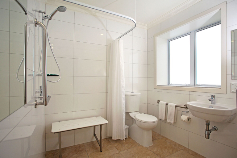 Bathroom 4, Tuakau Hotel, Franklin