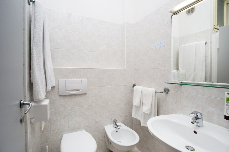 Bathroom 5, Hotel Caribe by Double Hospitality, Verona