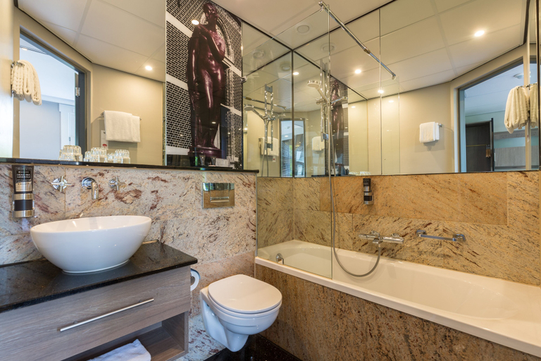 Bathroom 5, Leonardo Hotel Amsterdam Museum Quarter, Amsterdam