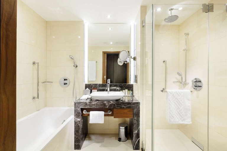 Bathroom 5, DoubleTree By Hilton Hotel & Conference Centre Warsaw, Warsaw