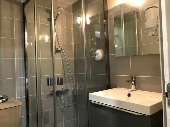 Bathroom 4, Hostellerie des Bichonnières, Ain