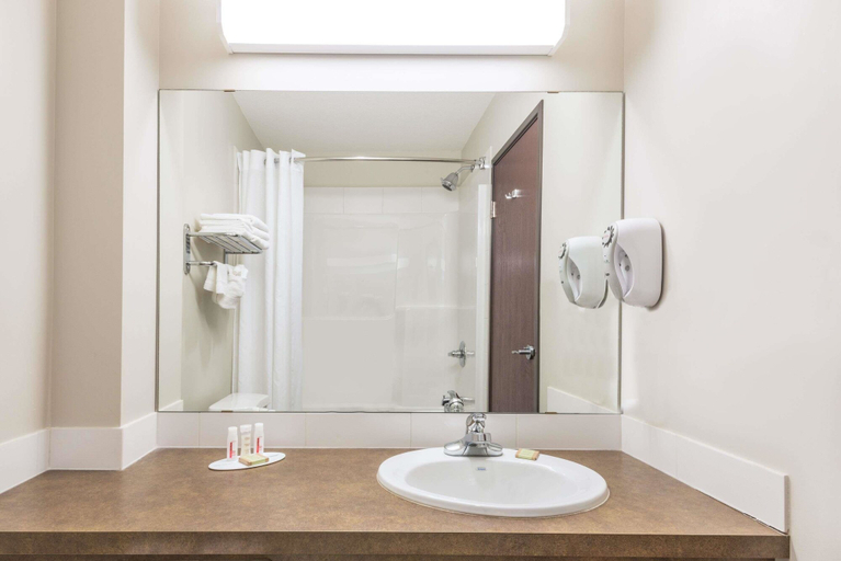 Bathroom 4, Super 8 by Wyndham Innisfail, Division No. 8