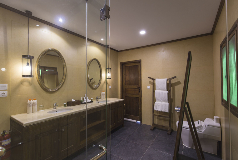 Bathroom 10