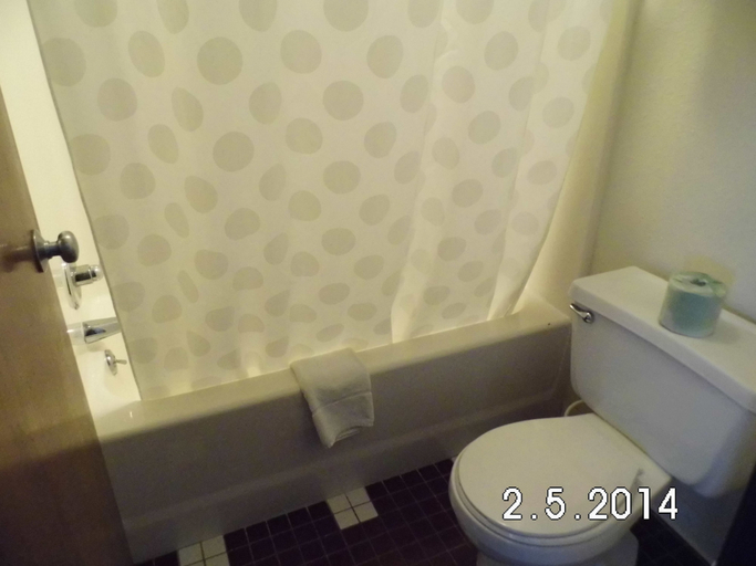 Bathroom 5, Rodeway Inn Cedar Rapids, Linn