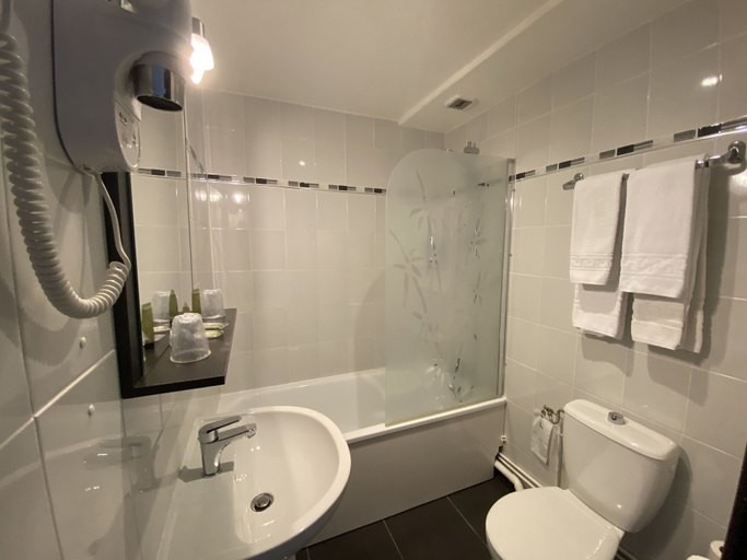 Bathroom 4, Hotel Restaurant Bagatelle, Meurthe-et-Moselle