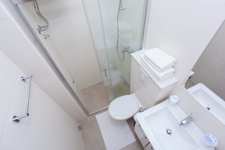 Bathroom 4, Apartments and Rooms Kapulica, Tučepi