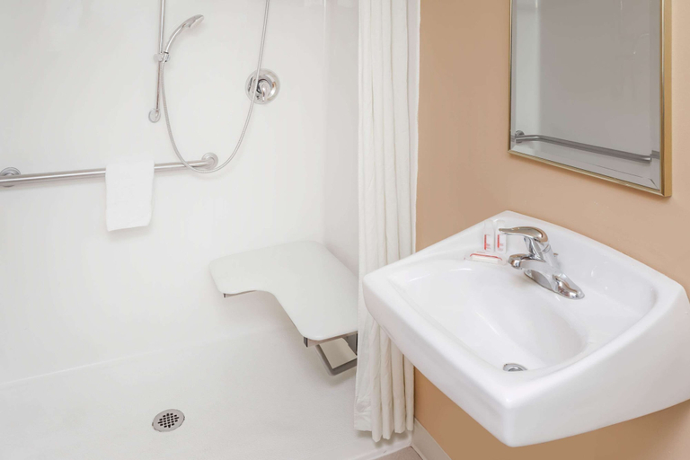 Bathroom 4, Super 8 by Wyndham Shipshewana, LaGrange