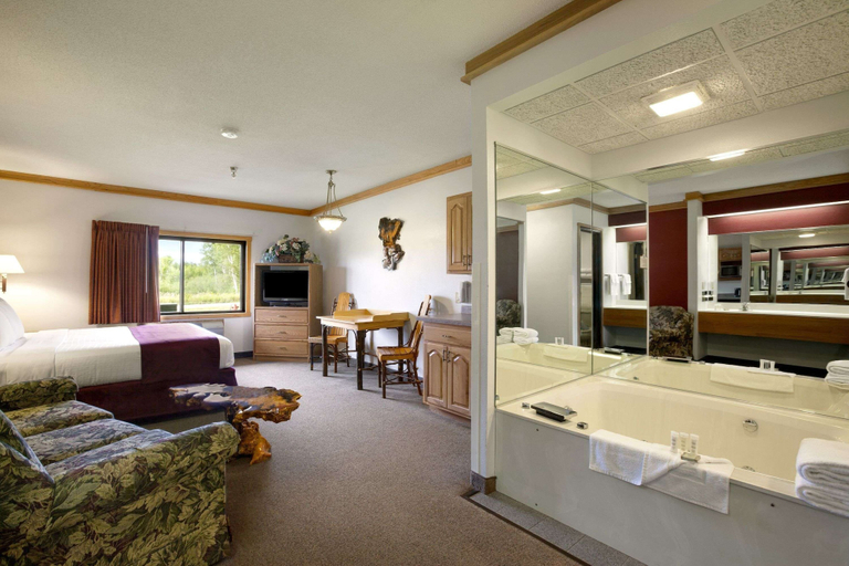 Bedroom 3, Super 8 by Wyndham Eveleth, Saint Louis