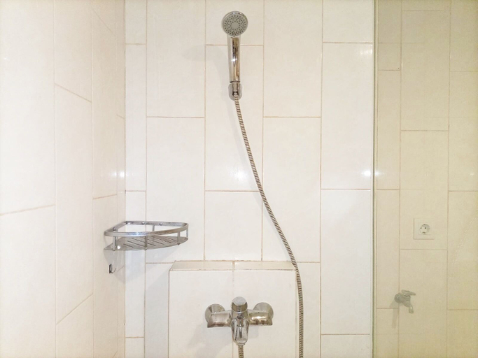 Bathroom 2, Luxurious Studio At Mataram City Apartment, Sleman