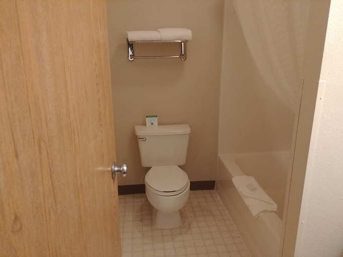 Bathroom 5, Boarders Inn & Suites by Cobblestone Hotels – Broken Bow, Custer