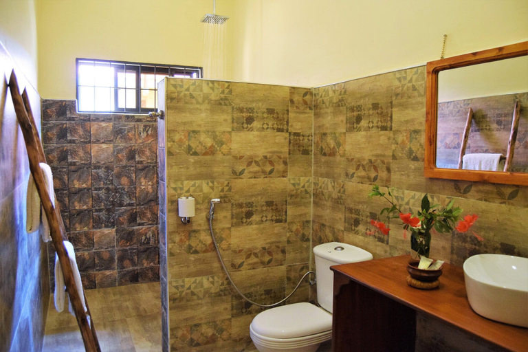 Bathroom, Chanya Lodge, Moshi Urban