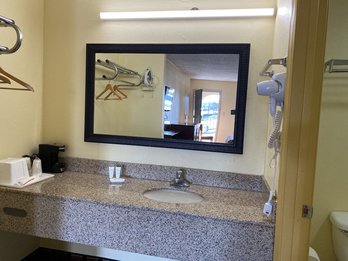 Bathroom 3, Best Inn, Columbia