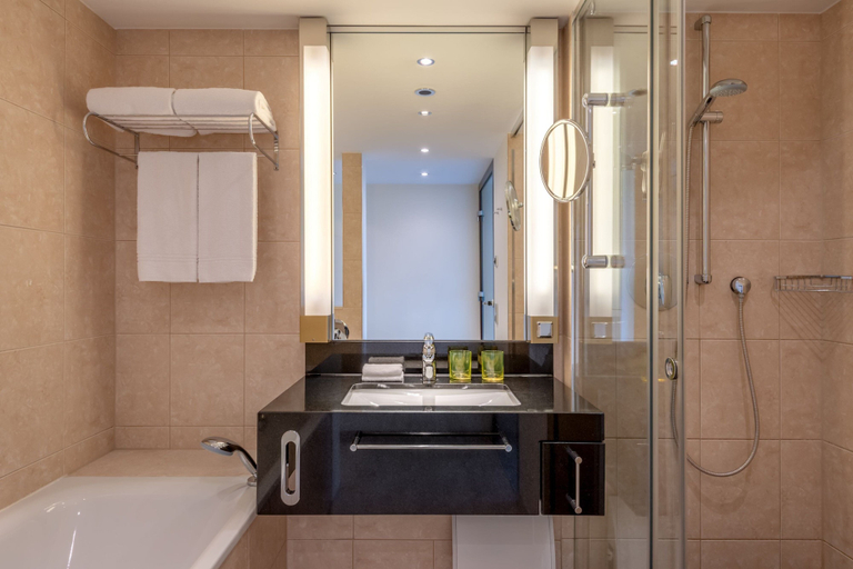 Bathroom 5, Four Points by Sheraton Munich Arabellapark, München