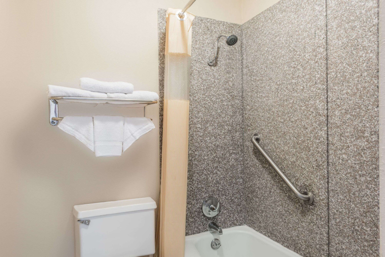 Bathroom 4, Knights Inn Greenville, TX, Hunt