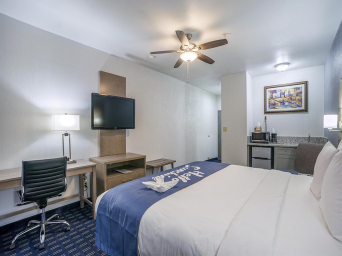 Bedroom 4, Days Inn & Suites by Wyndham Webster NASA-ClearLake-Houston, Houston