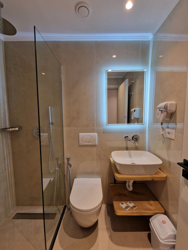 Bathroom 4, Monel Hotel, Sarandës